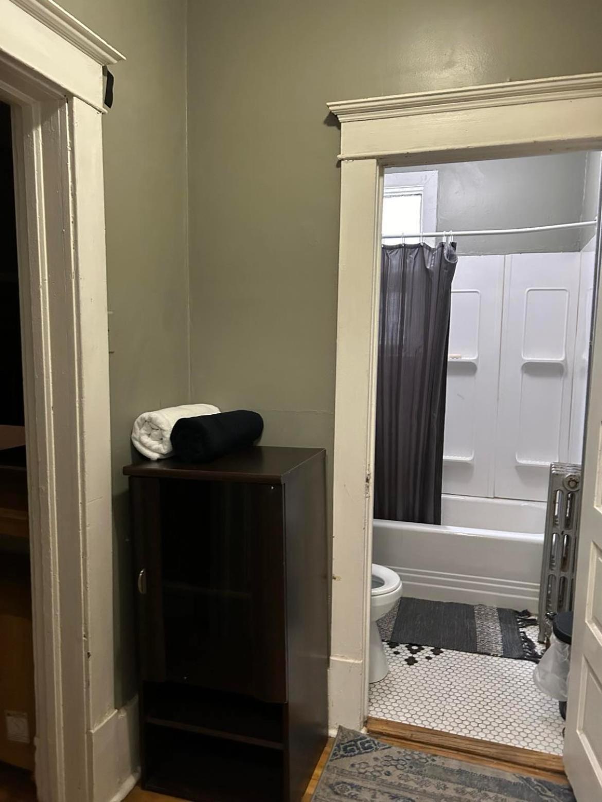 Maryland Homestay In Winnpeg Downtown Уинипег Стая снимка